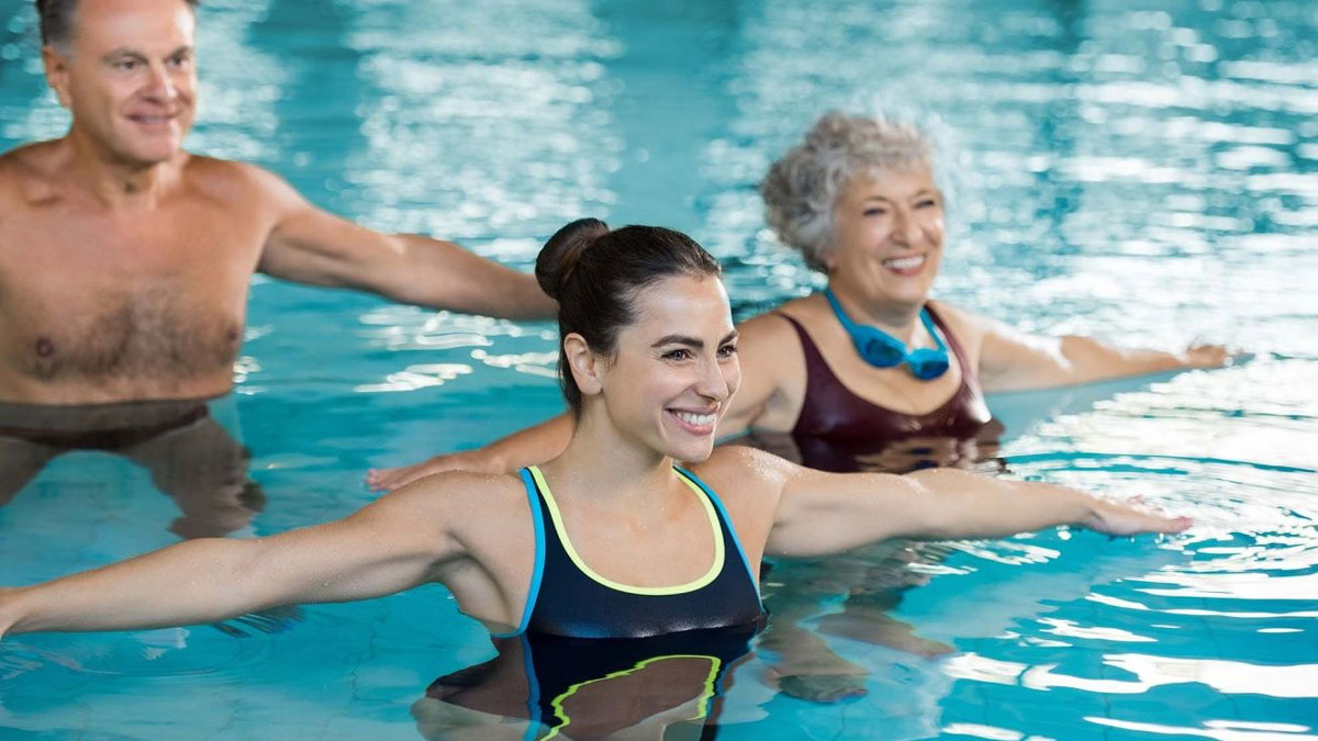 soin en groupe fitness aquagym dans bassin eau de mer