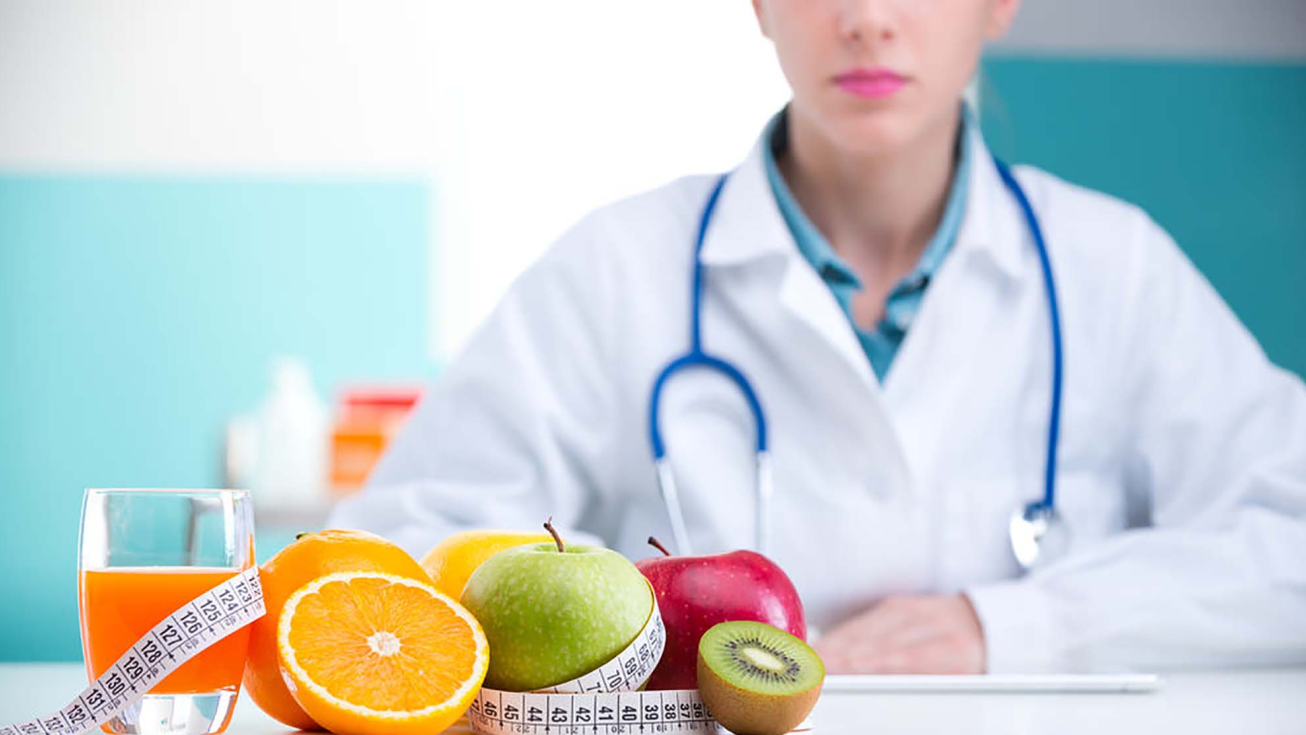 Femme en blouse avec des fruits