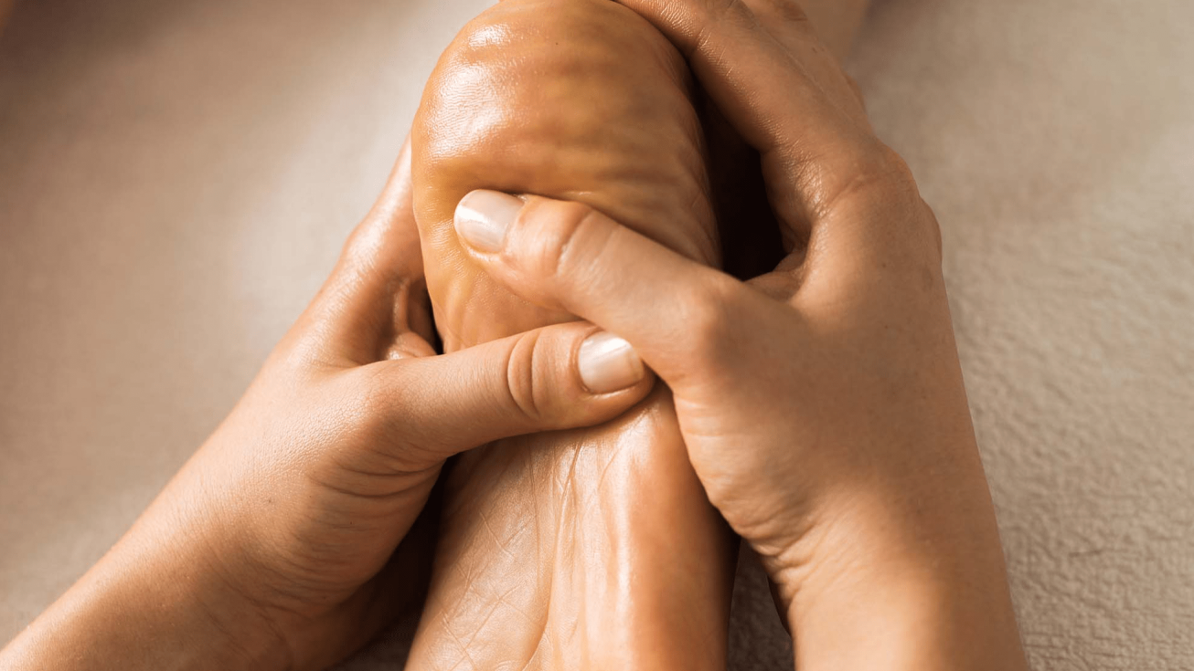 Massage réflexe sur la paume des pieds