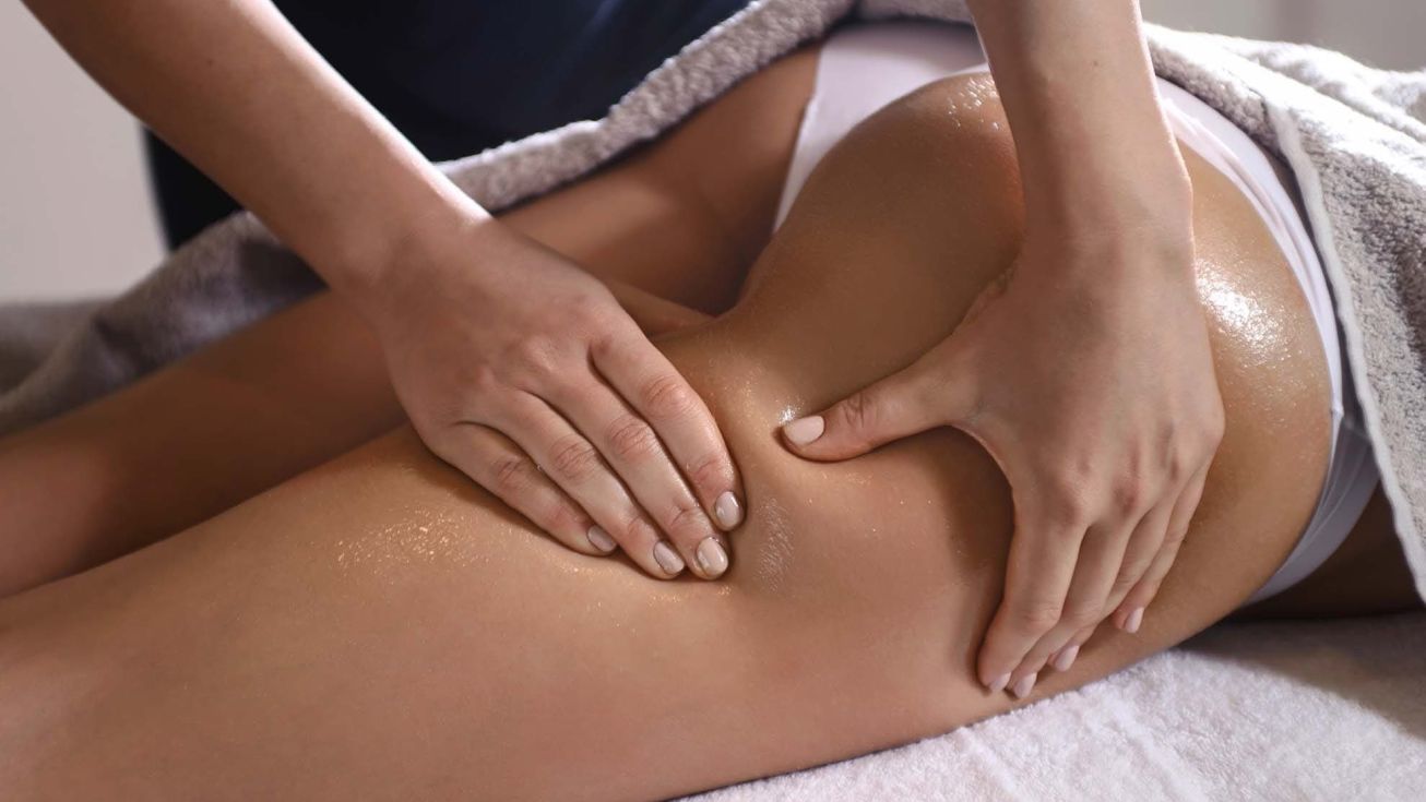 Massage cuisse durant le soin minceur Phytomer P5