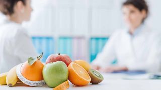 une femme et un médecin en rendez vous de micronutrition