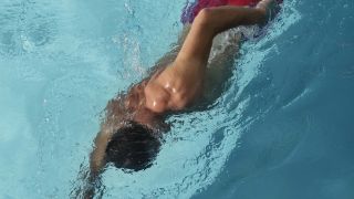 Homme qui nage dans une piscine