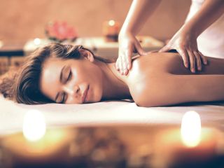 Femme durant un massage du dos